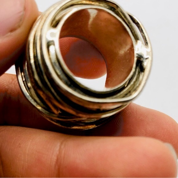 Unique silver colored ring - Picture 4 of 7